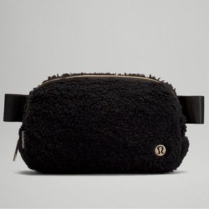 ☀️ Lululemon Everywhere Fleece Belt Bag Black and Gold